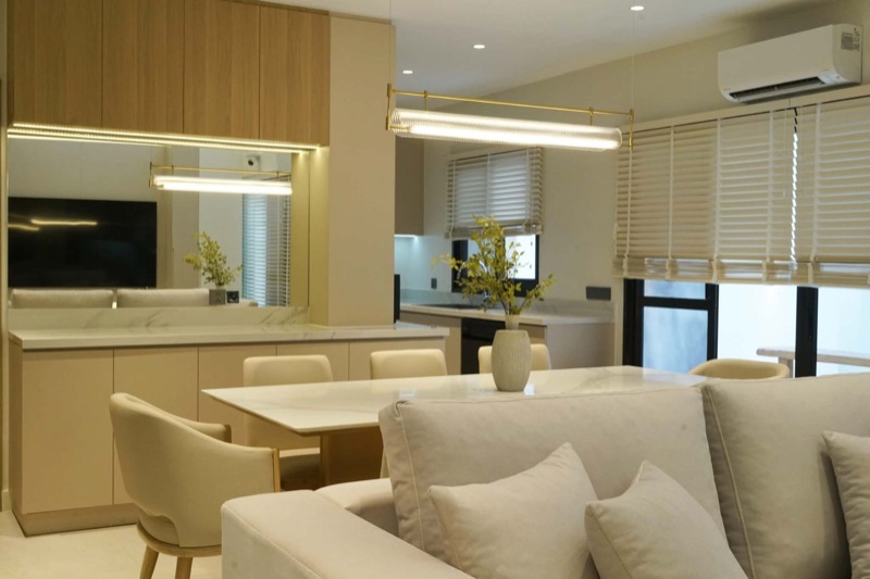 Dining sideboard with oak upper cabinets and a mirrored splash behind the table